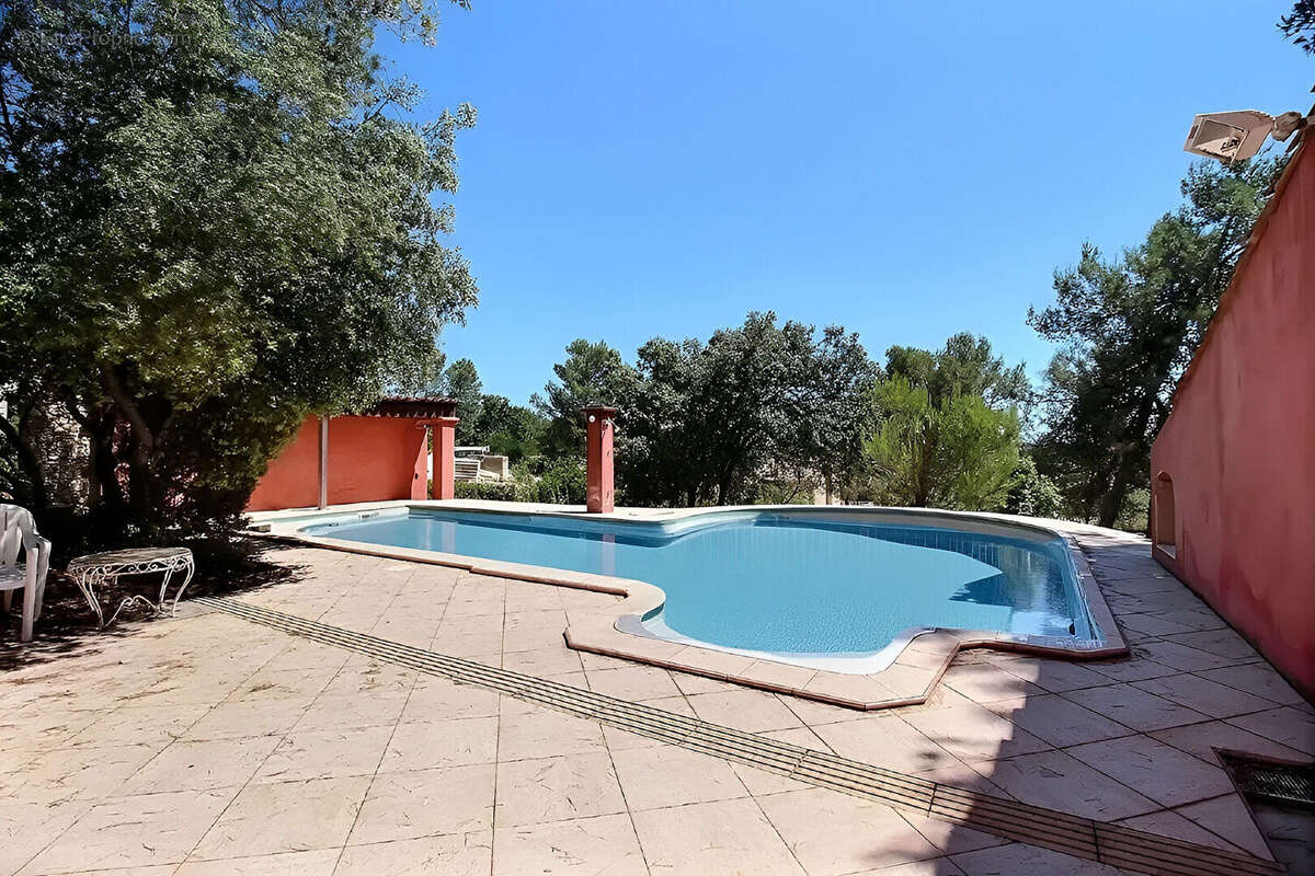 Maison à SAINT-CLEMENT-DE-RIVIERE