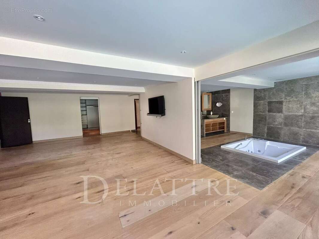 Maison à ROQUEFORT-LES-PINS