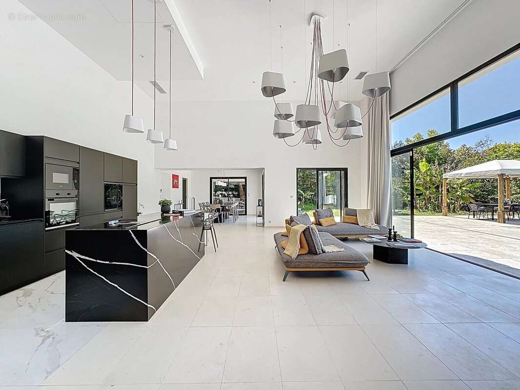 Maison à ROQUEFORT-LES-PINS