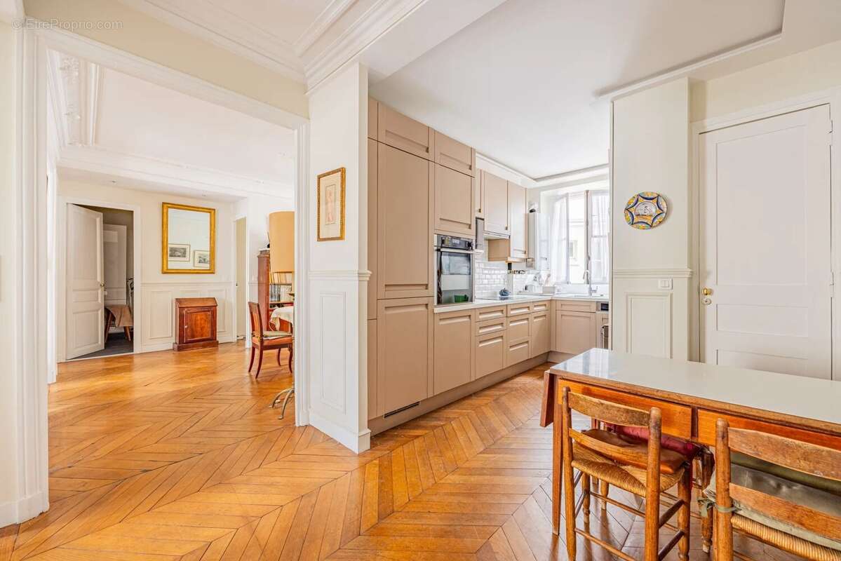 Appartement à PARIS-16E