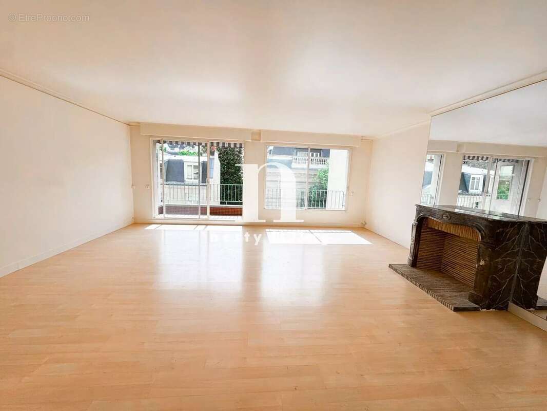 Appartement à PARIS-16E