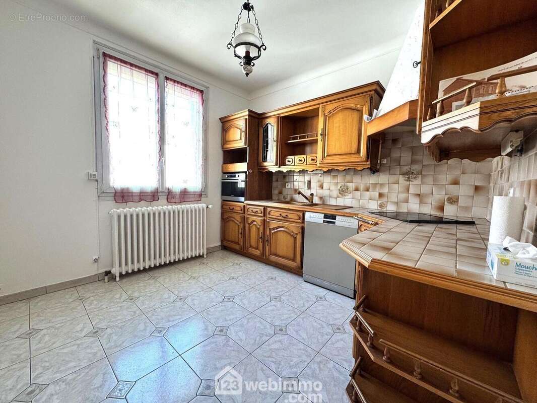 Allons à la cuisine aménagée et équipée... - Maison à LEUVILLE-SUR-ORGE