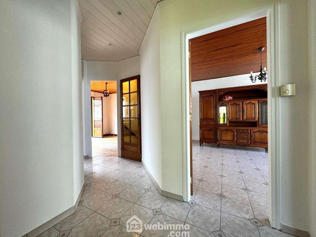 Voici l&#039;entrée avec placard - Maison à LEUVILLE-SUR-ORGE