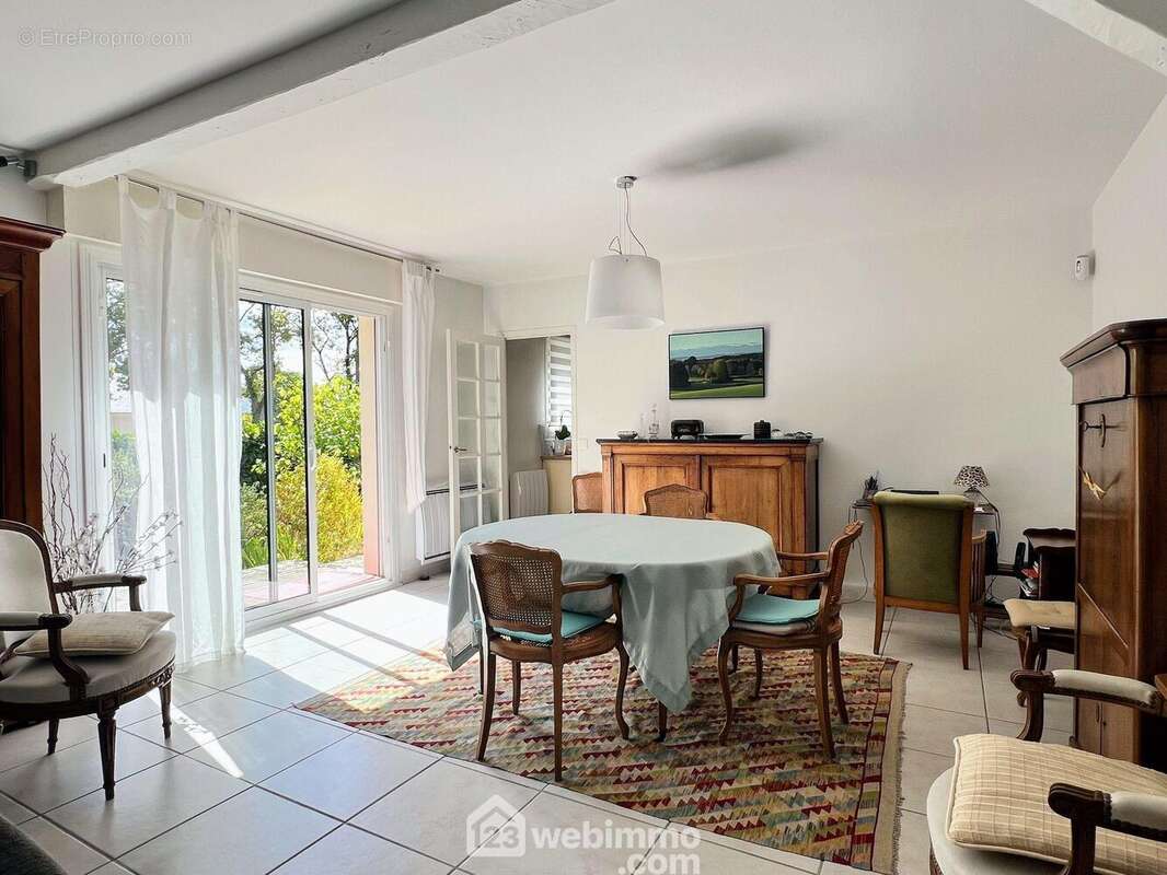 ... offre un séjour lumineux... - Maison à AVRILLE