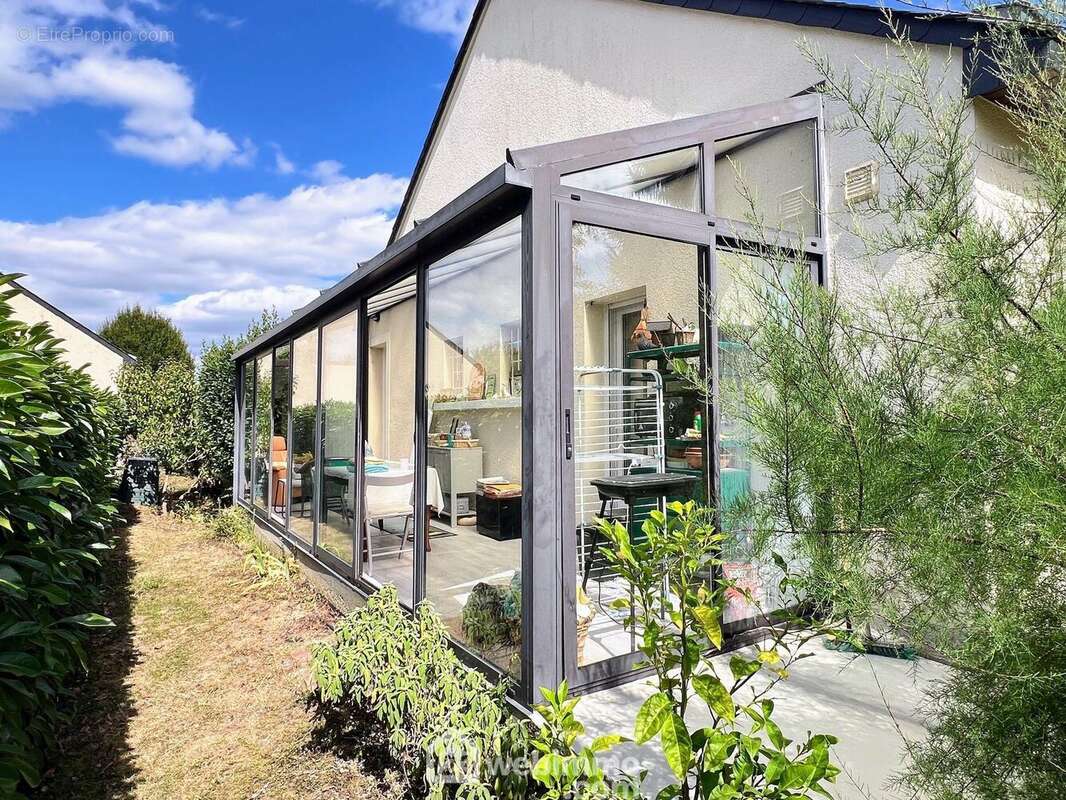 ... qui donne accès à une véranda de 16 m². - Maison à AVRILLE