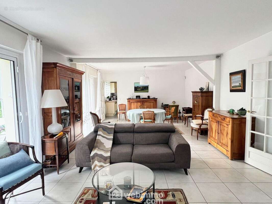 Une belle pièce de vie de 40 m²... - Maison à AVRILLE