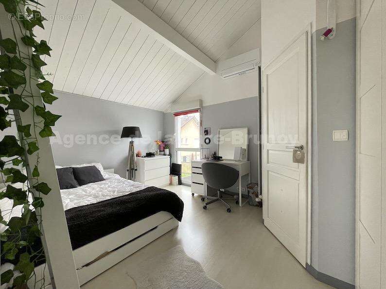 Chambre 2 étage - Maison à CROSNE