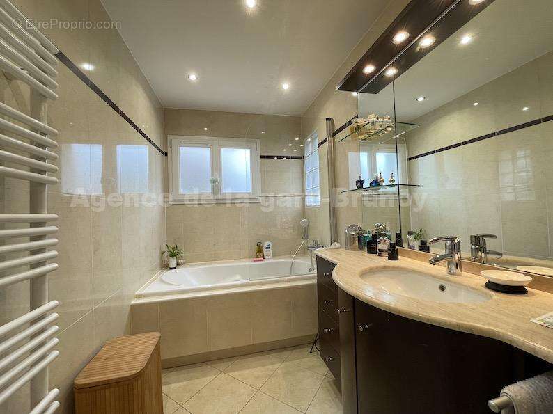 SDB - Maison à CROSNE