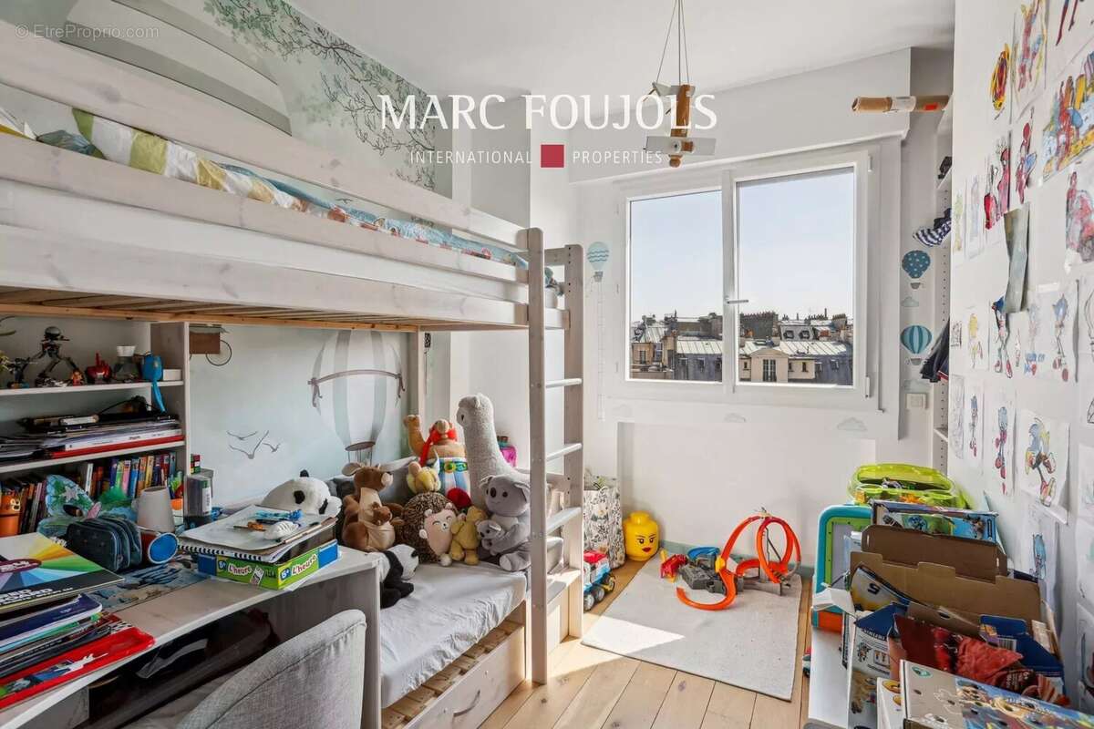 Appartement à PARIS-16E