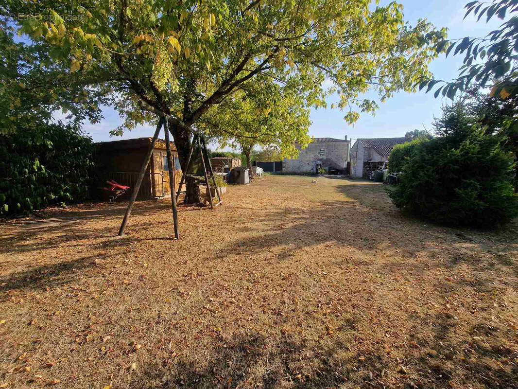 Maison à SAINT-CHRISTOLY-DE-BLAYE