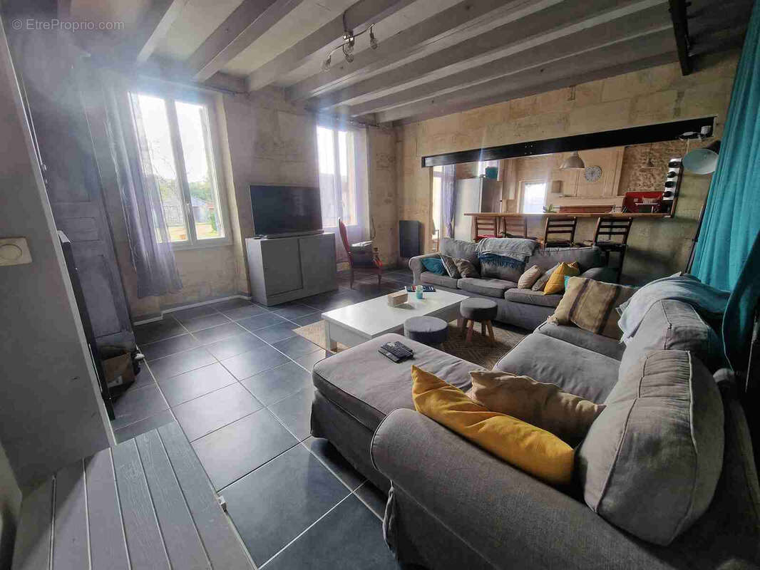 Maison à SAINT-CHRISTOLY-DE-BLAYE