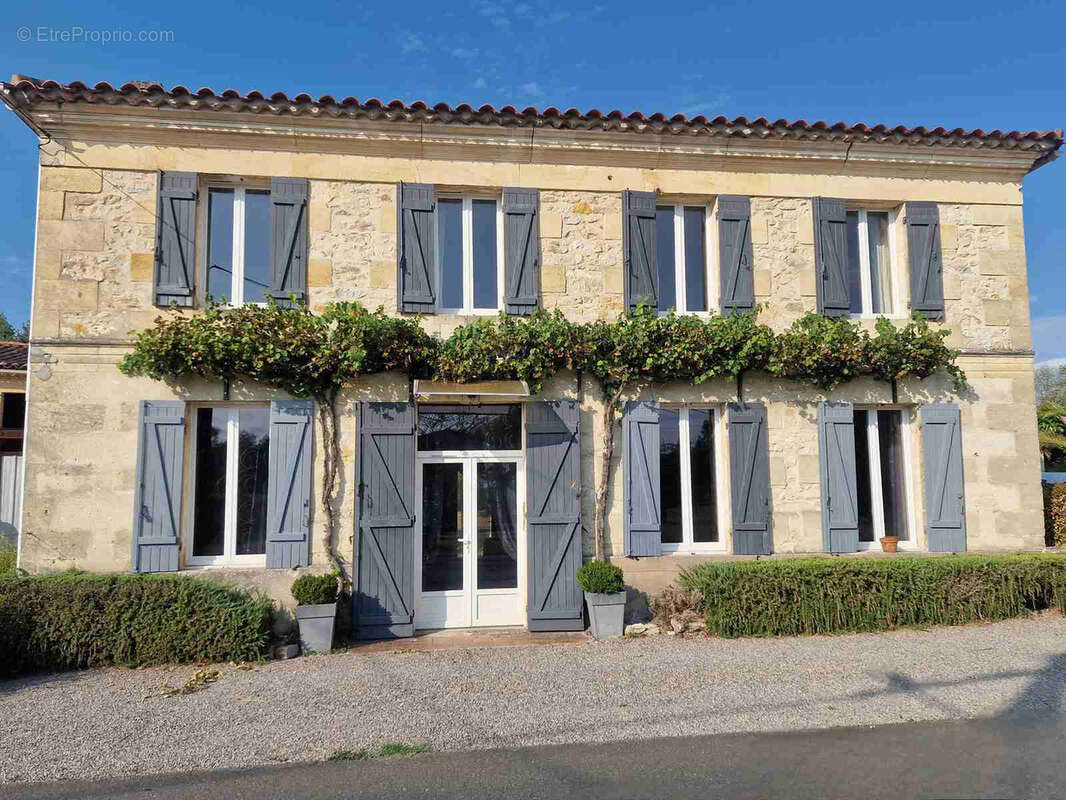 Maison à SAINT-CHRISTOLY-DE-BLAYE