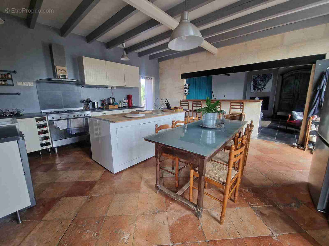 Maison à SAINT-CHRISTOLY-DE-BLAYE