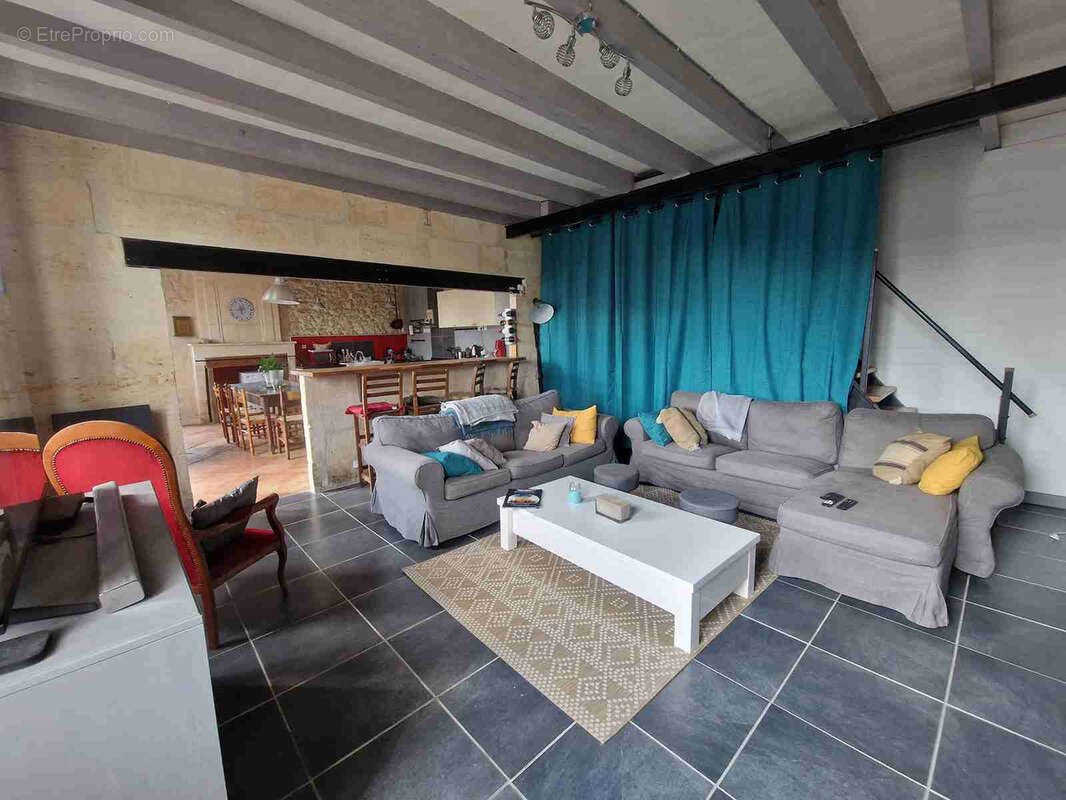 Maison à SAINT-CHRISTOLY-DE-BLAYE