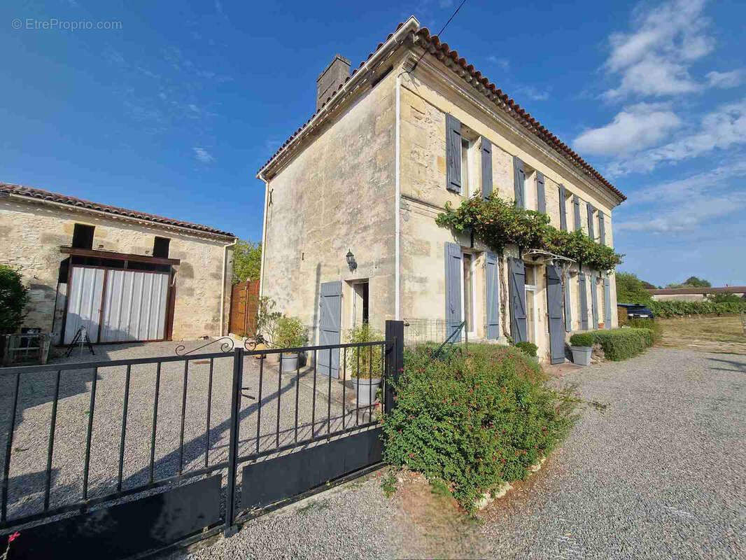 Maison à SAINT-CHRISTOLY-DE-BLAYE