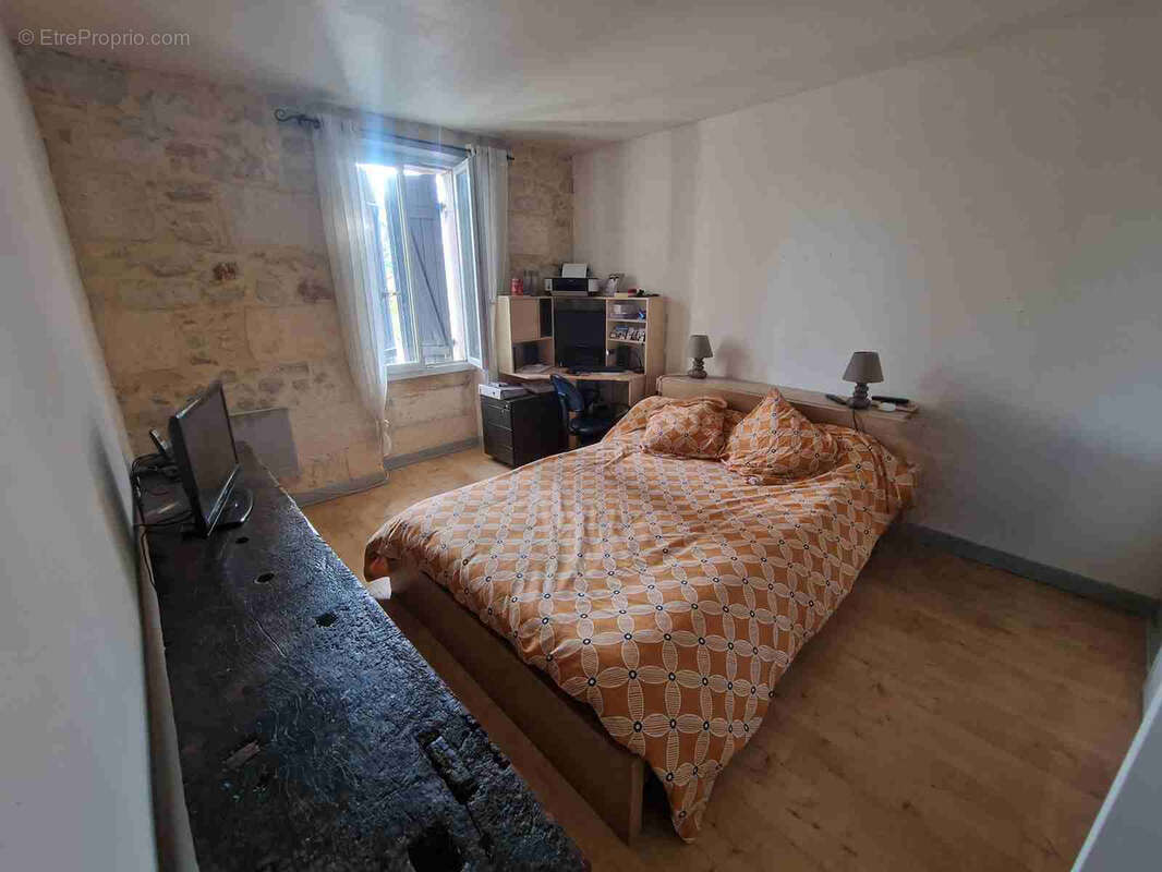 Maison à SAINT-CHRISTOLY-DE-BLAYE