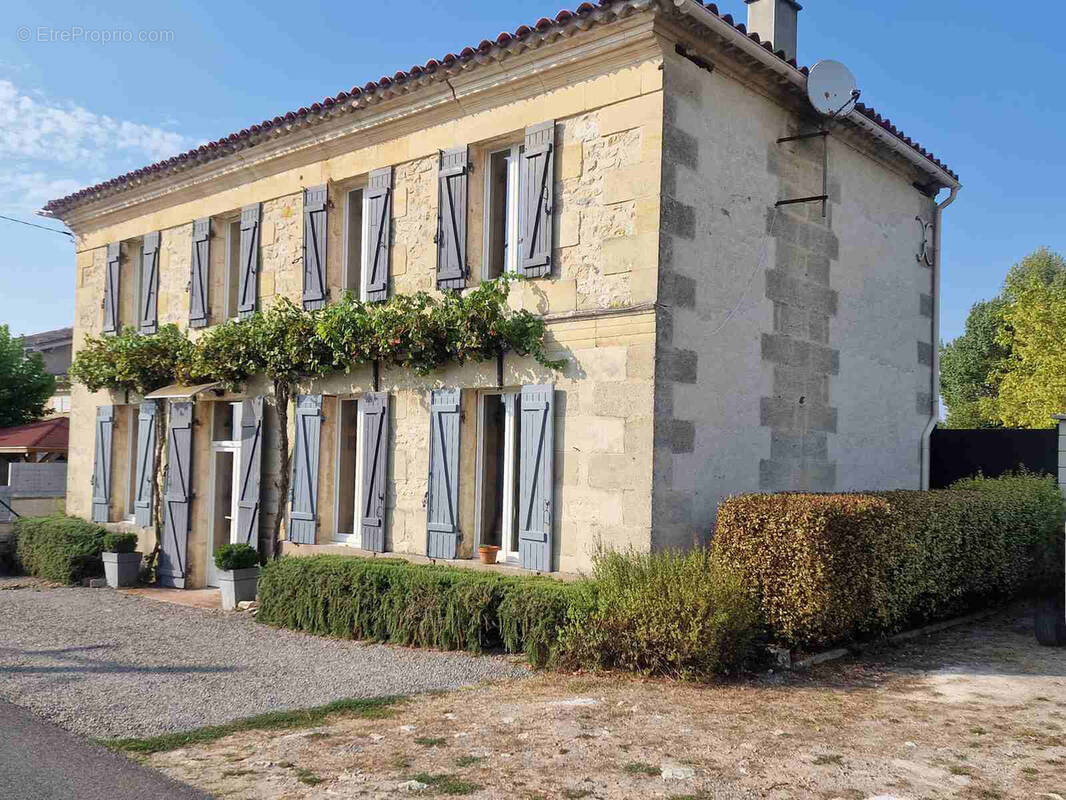 Maison à SAINT-CHRISTOLY-DE-BLAYE