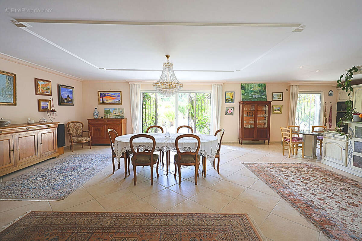 Maison à ROQUEFORT-LES-PINS