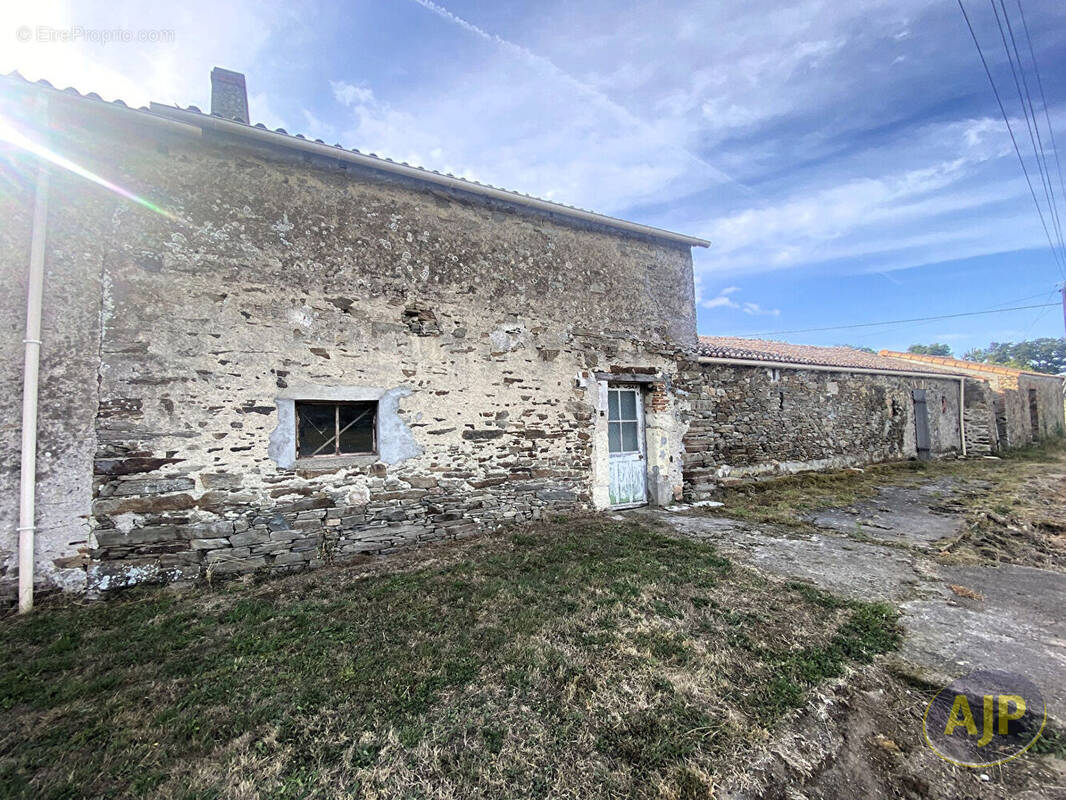 Maison à SAINT-HILAIRE-DE-CHALEONS