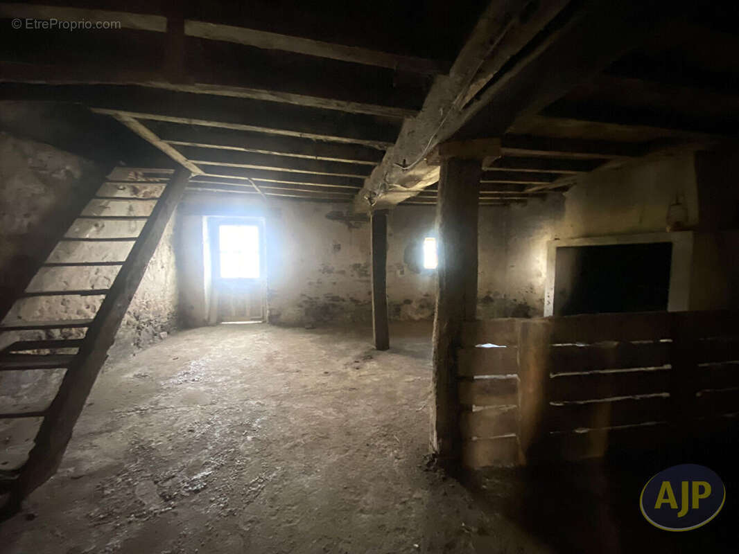 Maison à SAINT-HILAIRE-DE-CHALEONS