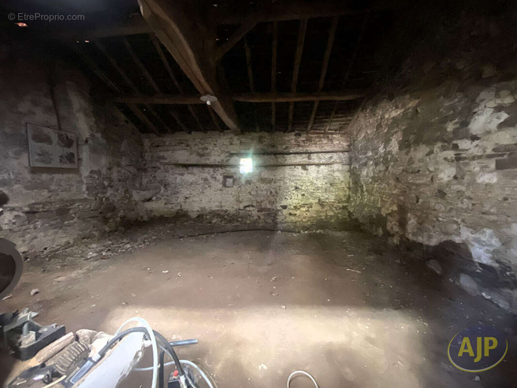 Maison à SAINT-HILAIRE-DE-CHALEONS