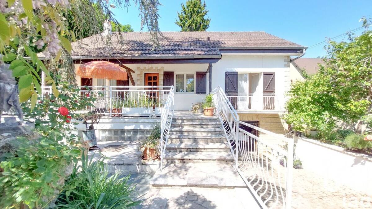 Photo 1 - Maison à LE MESNIL-SAINT-DENIS