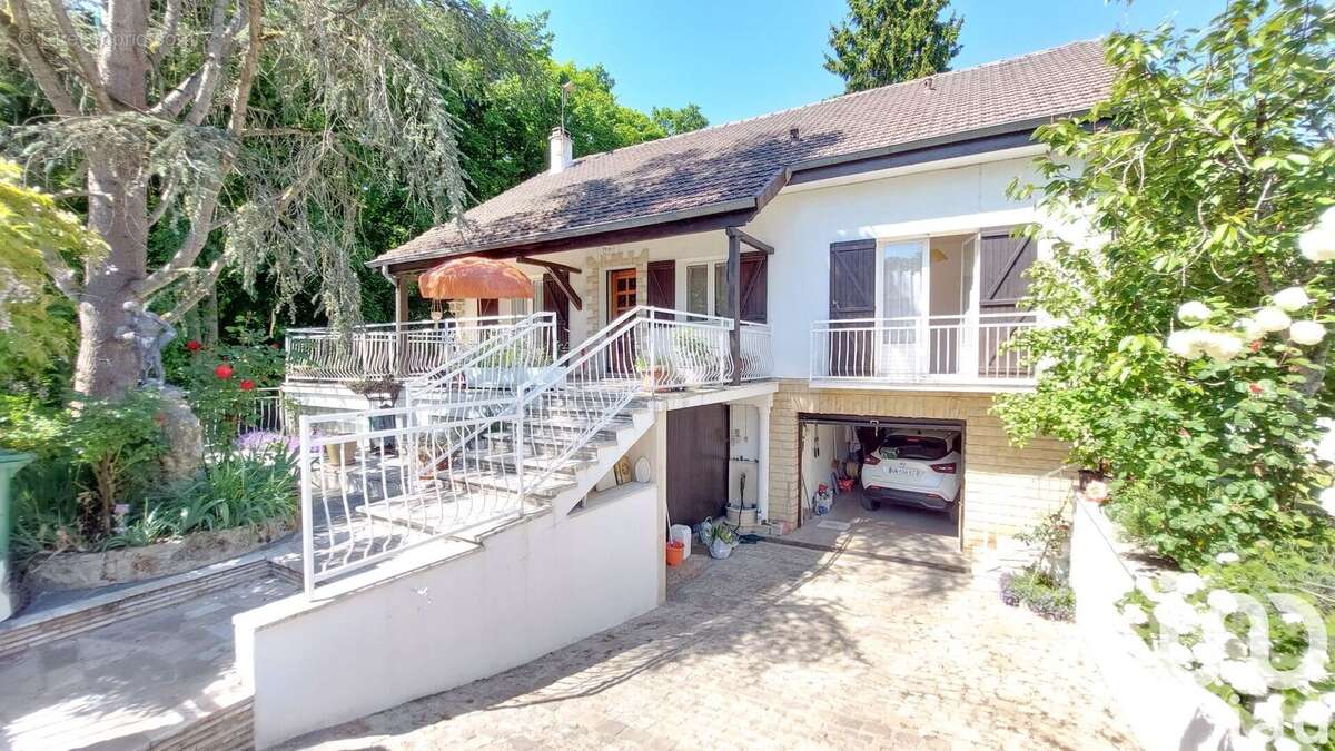 Photo 2 - Maison à LE MESNIL-SAINT-DENIS