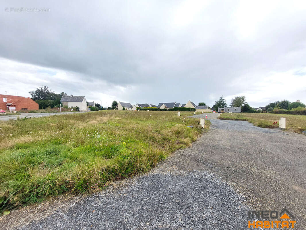 Terrain à SAINT-DOMINEUC