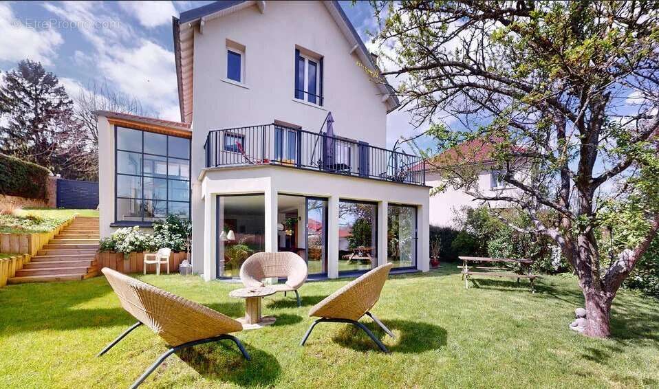 Maison à MARNES-LA-COQUETTE