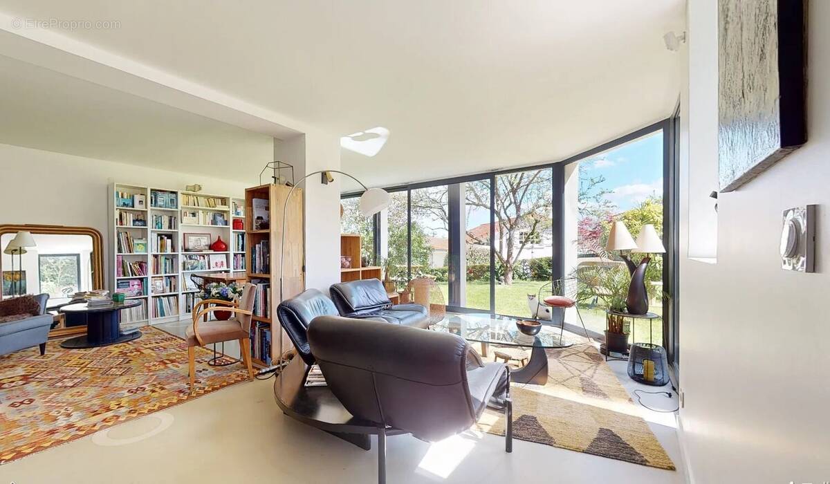 Maison à MARNES-LA-COQUETTE