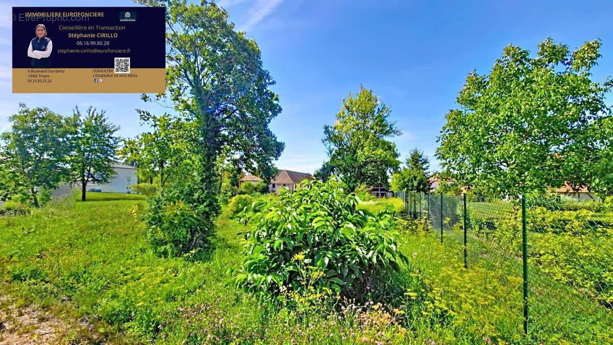 Terrain à LE PAVILLON-SAINTE-JULIE