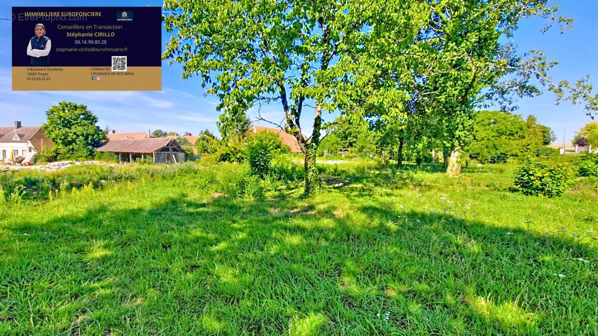 Terrain à LE PAVILLON-SAINTE-JULIE