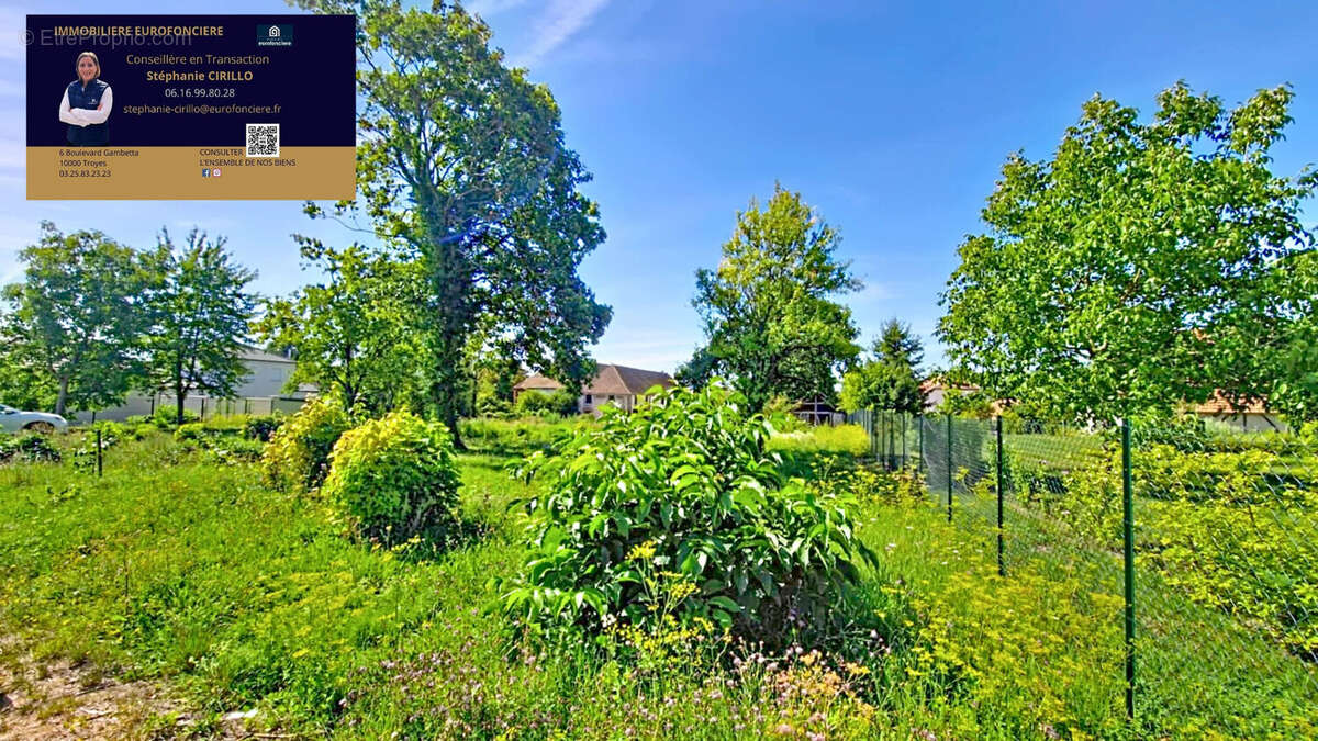 Terrain à LE PAVILLON-SAINTE-JULIE