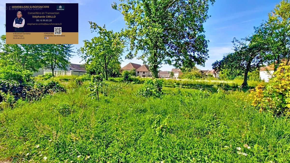 Terrain à LE PAVILLON-SAINTE-JULIE