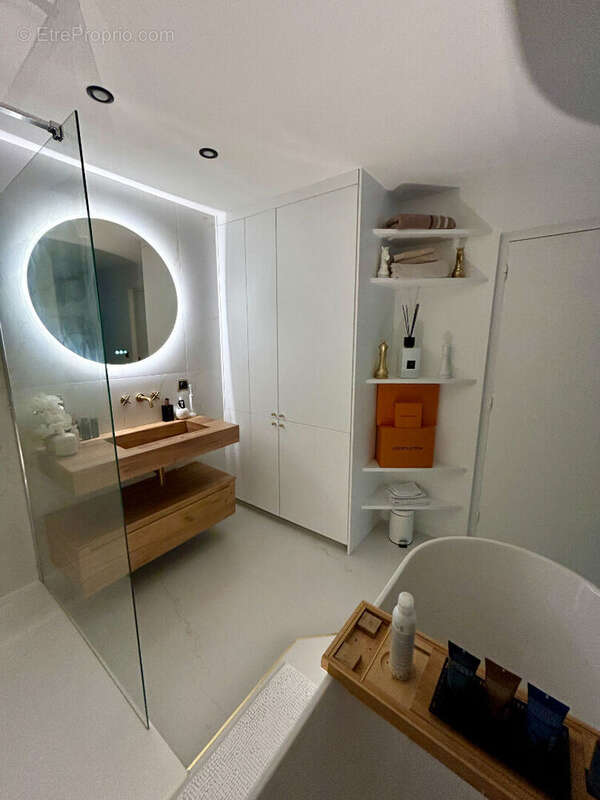 Appartement à SAINT-LAURENT-DU-VAR