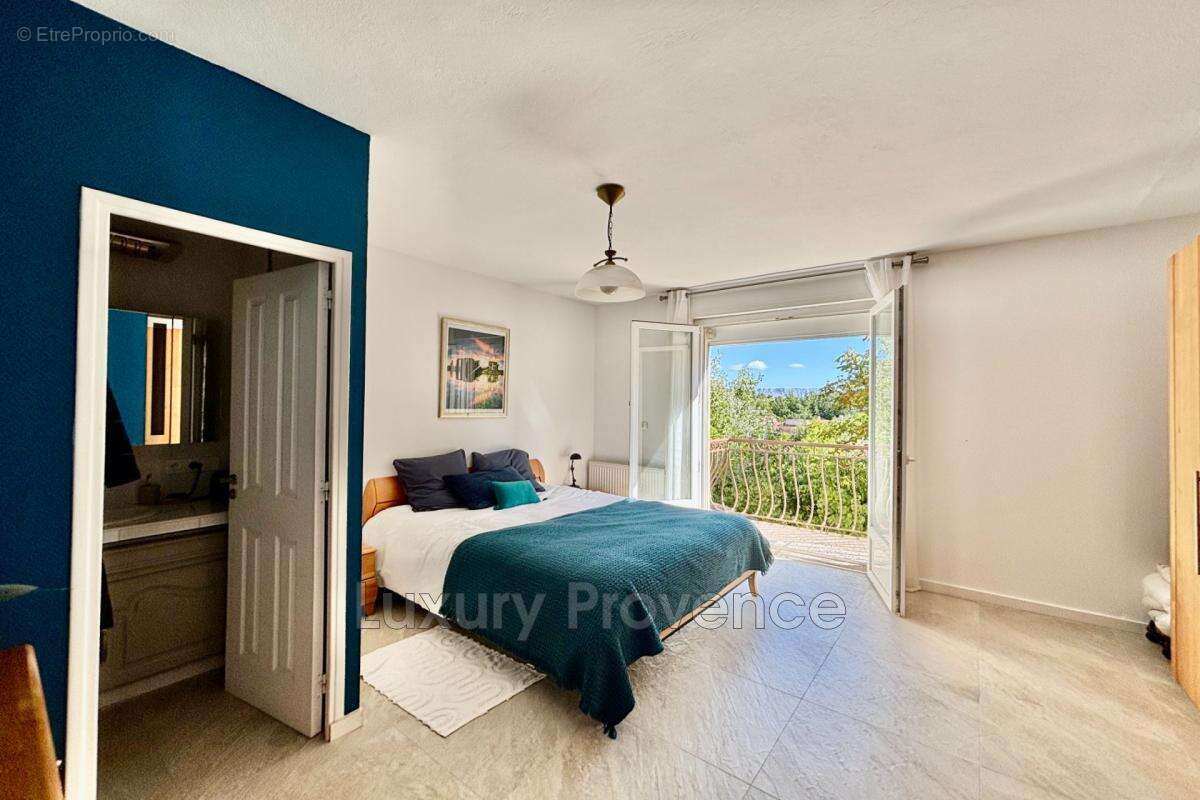 Maison à SIMIANE-COLLONGUE