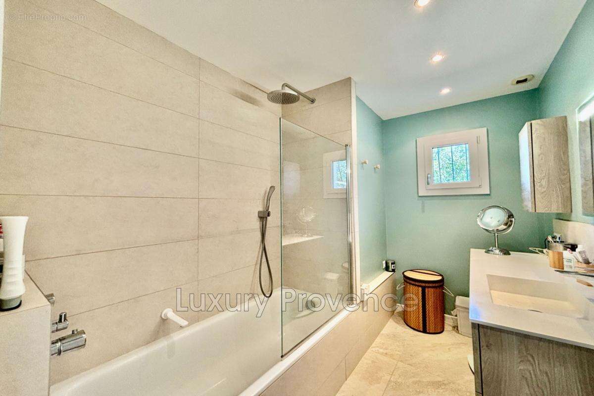 Maison à SIMIANE-COLLONGUE