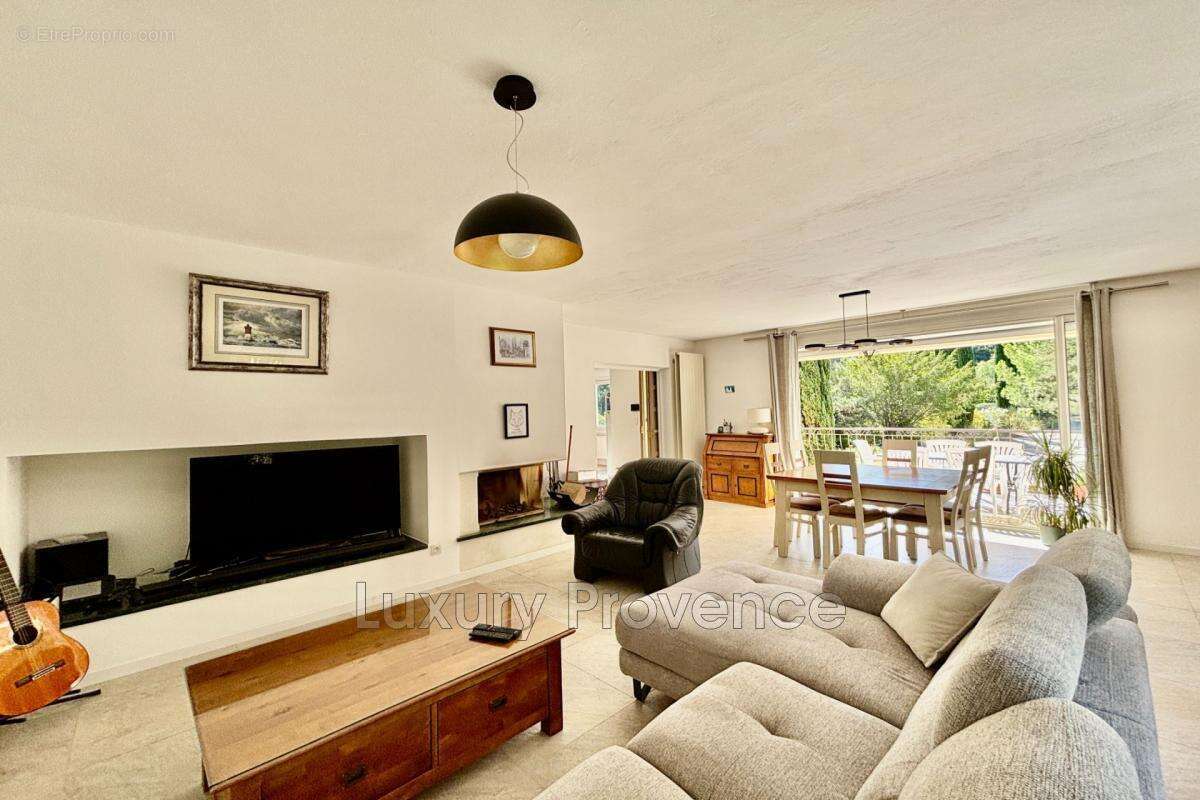 Maison à SIMIANE-COLLONGUE