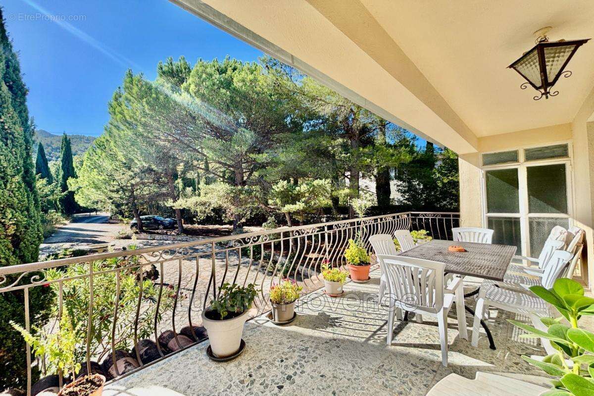 Maison à SIMIANE-COLLONGUE