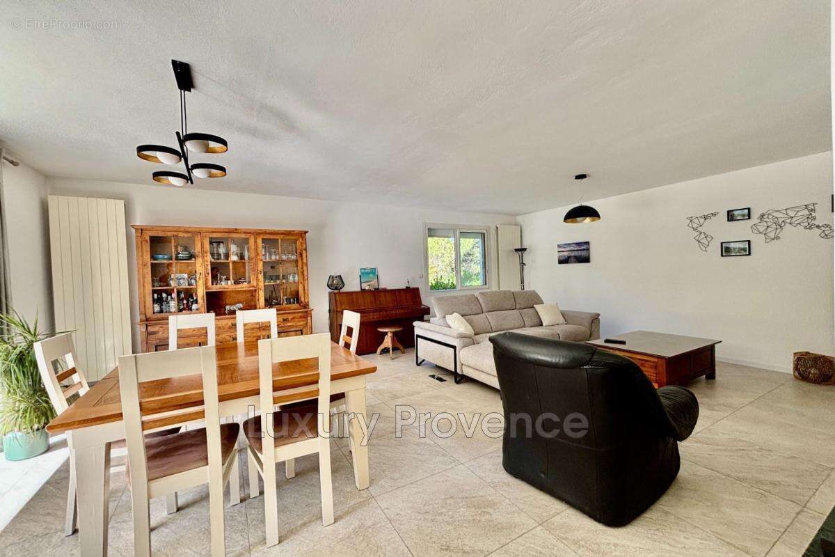 Maison à SIMIANE-COLLONGUE