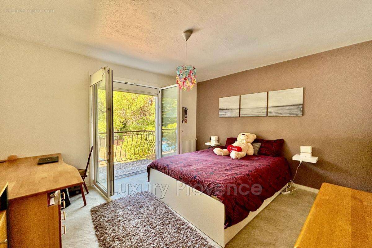 Maison à SIMIANE-COLLONGUE