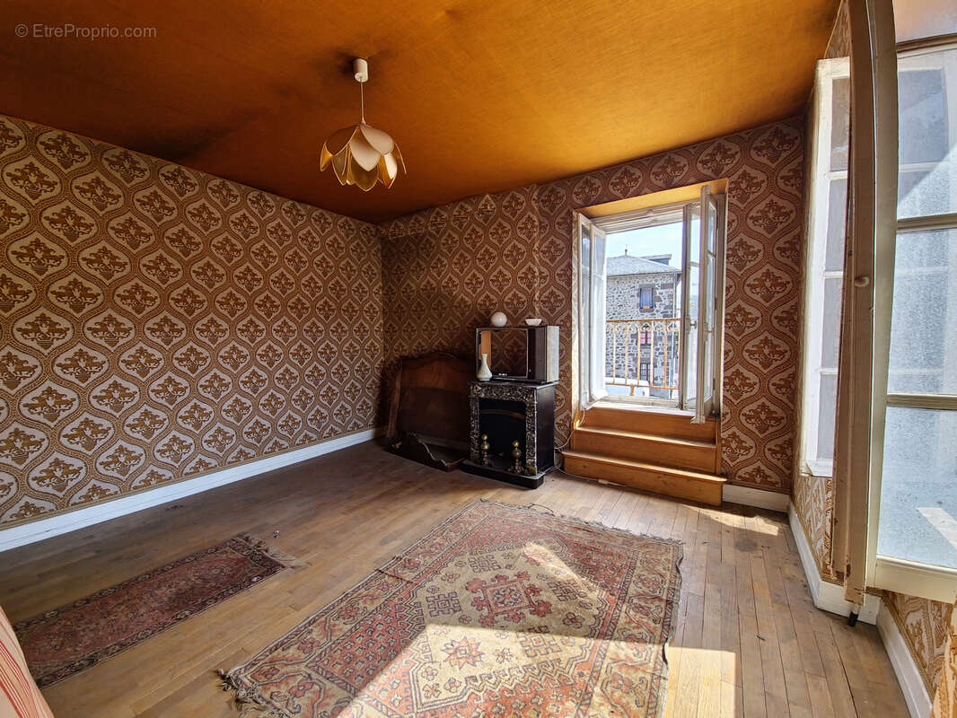 Appartement à VIC-SUR-CERE