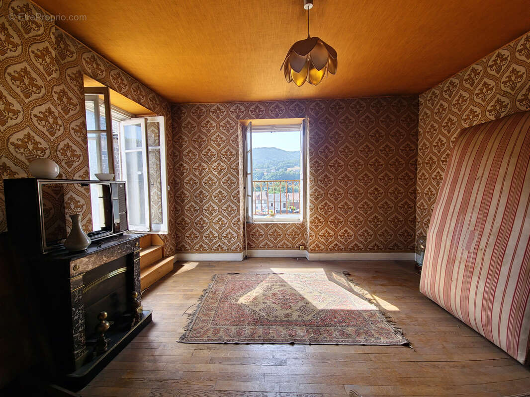 Appartement à VIC-SUR-CERE