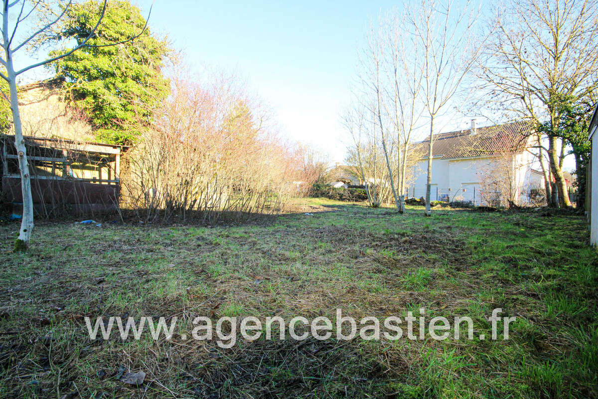 Terrain à VERSONNEX