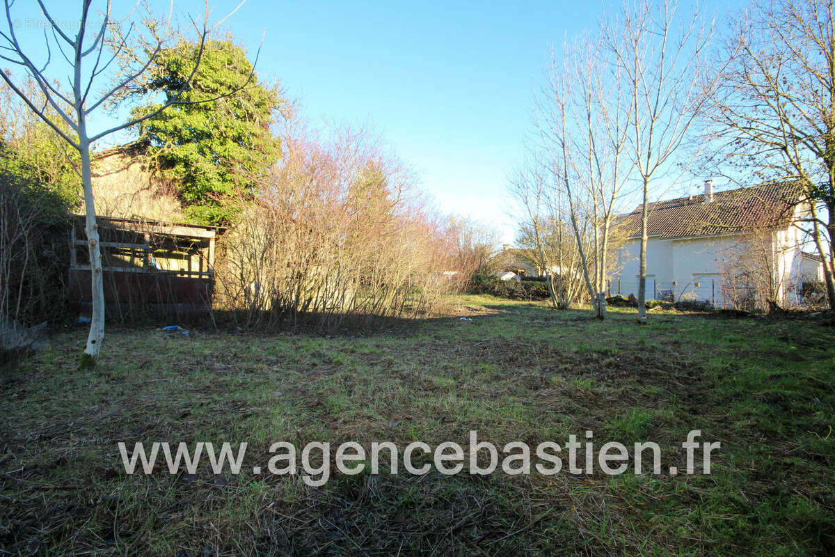 Terrain à VERSONNEX