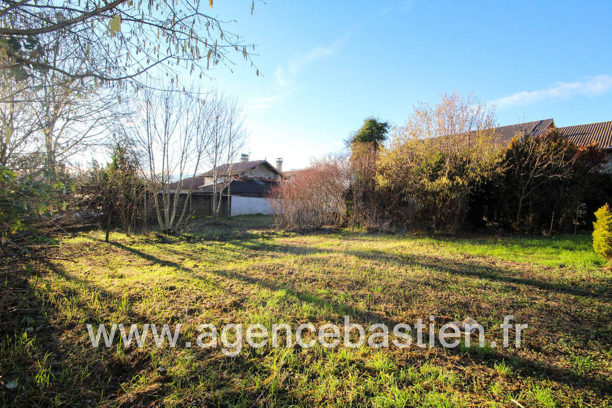 Terrain à VERSONNEX