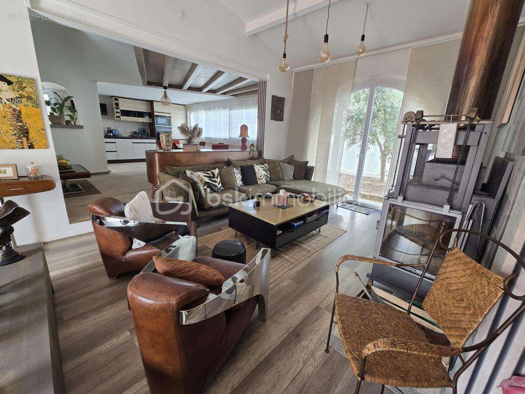 Maison à VIC-LA-GARDIOLE