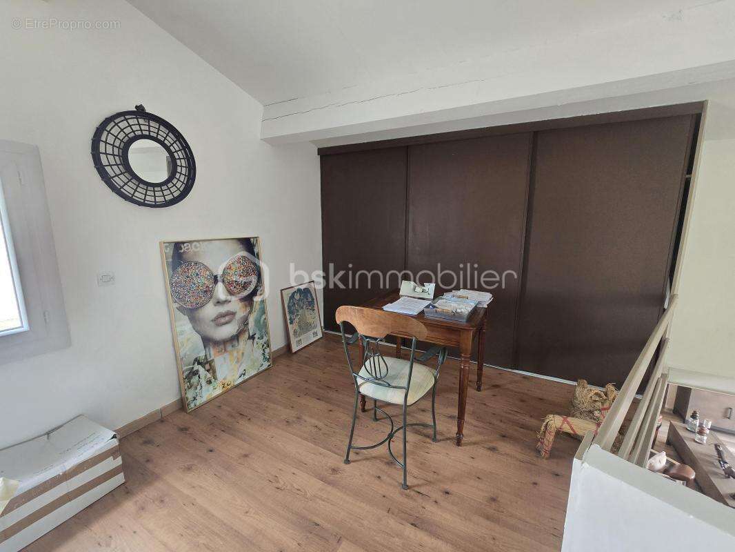 Maison à VIC-LA-GARDIOLE