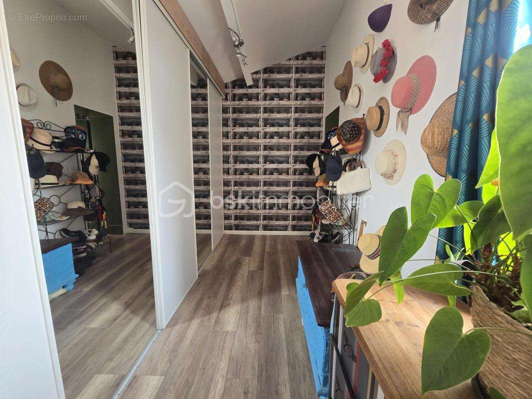 Maison à VIC-LA-GARDIOLE