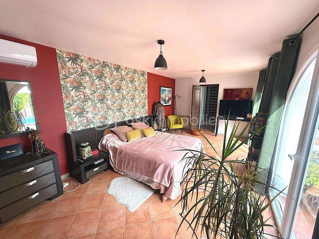 Maison à VIC-LA-GARDIOLE